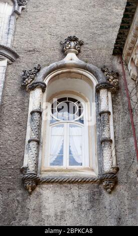 Nella finestra Neo-Manueline stile architettonico del Palace Hotel di Bussaco, costruito nel tardo XIX secolo, di Bussaco, Portogallo Foto Stock