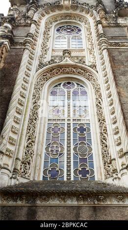 Nella finestra Neo-Manueline stile architettonico del Palace Hotel di Bussaco, costruito nel tardo XIX secolo, di Bussaco, Portogallo Foto Stock