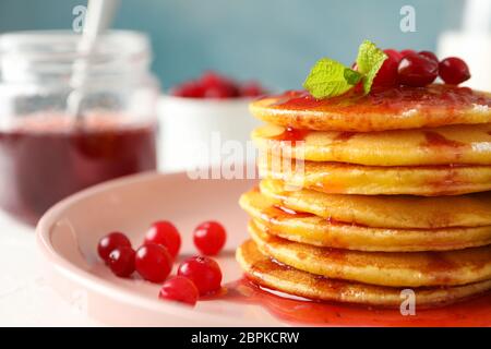 Pancake con marmellata e mirtillo rosso, primo piano. Colazione dolce Foto Stock