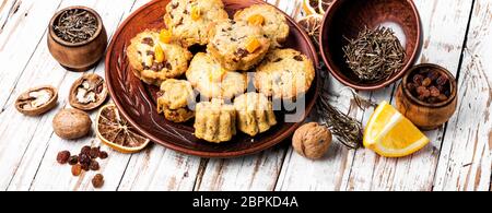 In casa i fiocchi d'avena cookies.Cookies con uvetta, noci e arancione Foto Stock