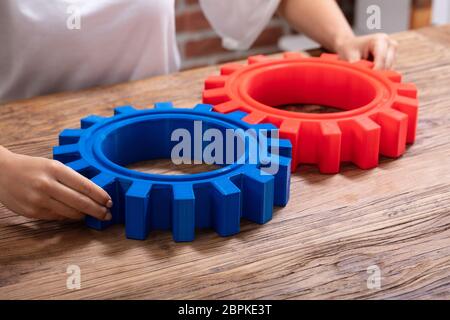 Close-up di commercianti di mano grigio di giunzione delle marce sulla scrivania in legno al posto di lavoro Foto Stock