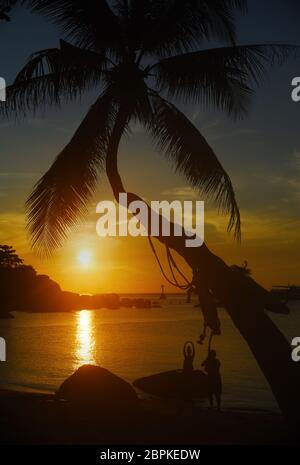 Una coppia godendo il tramonto sulla spiaggia di Mae Haad, Koh Tao, Thailandia, Asia Foto Stock