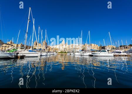 Livello acqua vista delle barche con un paesaggio di Birgu, una delle tre città in Malta Foto Stock