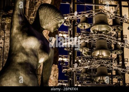 L'angelo di terra nella chiesa di Sankt Nikolai ad Amburgo di notte Foto Stock