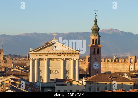 Vista della cittadella medievale città murata in Italia. Italiano città fortificated. Punto di riferimento di viaggio Foto Stock