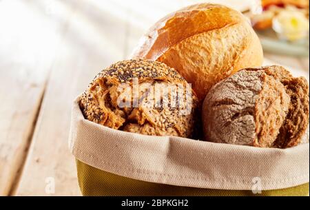 Sacchetto di ciambelle di pane appena sfornato con incrinato crosta croccante, visto in close-up con spazio di copia Foto Stock