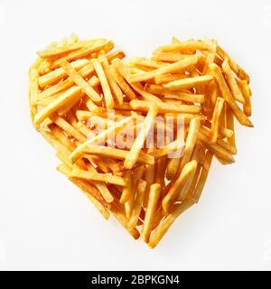 Ad alto angolo studio shot close-up di una porzione di salato patatine fritte a forma di cuore su sfondo bianco per lo spazio di copia Foto Stock