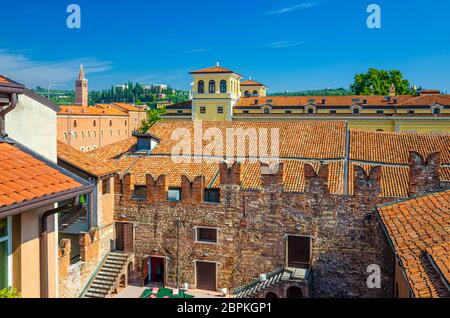 Teatro nuovo cortile, muro in mattoni con merli e tetto in tegole rosse dal balcone di Giulietta di Casa di Giulietta nel centro storico di Verona Città Antica, Regione Veneto, Italia settentrionale Foto Stock