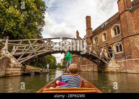 Punting sul fiume Cam sotto il ponte matematico a Cambridge, Inghilterra Foto Stock