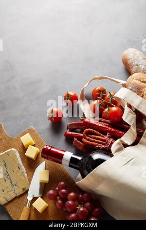 Negozi di generi alimentari per un pranzo in stile pub con vino rosso in una fibra naturale riutilizzabile borsa shopping per ridurre l uso della plastica Foto Stock