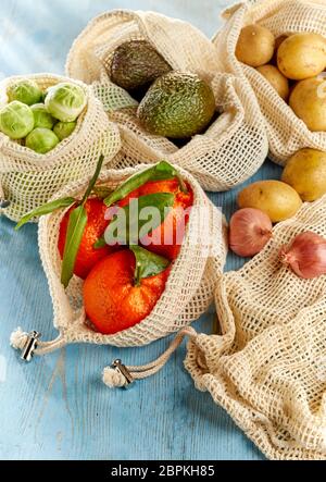 Sacchetti di netto con organici alimentari assortimento di frutta e verdura, visto dal di sopra in primo piano. Cibo sano e eco-friendly concetto di imballaggio Foto Stock