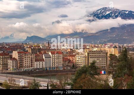 Vista panoramica panoramica aerea delle rive del fiume Isere, ponte, e Alpi francesi sullo sfondo, Grenoble, Francia Foto Stock