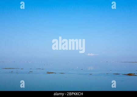 Scardovari spiaggia paesaggio. Fiume Po laguna, Italia. Punto di riferimento italiano Foto Stock