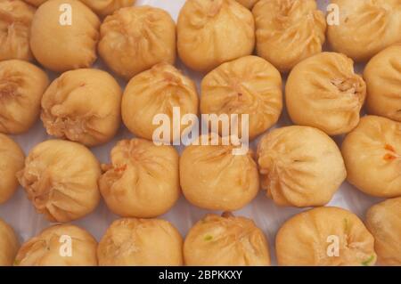 Bun fritto a Luk Katiam Ristorante a Korat , della Thailandia , Dim Sum, la famosa prima colazione cinese cibo . Foto Stock