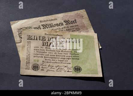 Eine und Zwei milioni di Mark (significato uno e due milioni di Mark) Anno 1923 banconote inflazione denaro dalla Repubblica di Weimar Foto Stock