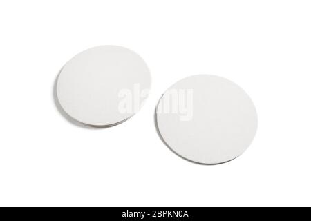 Due birra vuote coasters isolati su sfondo bianco. Percorso di clipping. Foto Stock