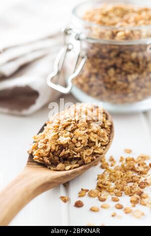 Sana fiocchi di grano saraceno in cucchiaio di legno. Foto Stock