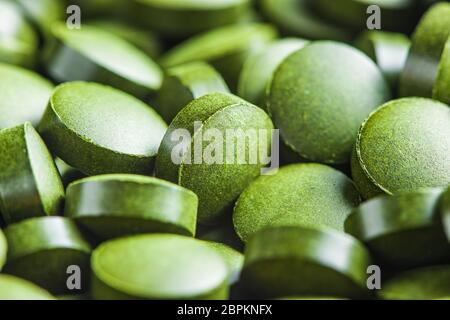 Clorella verde o orzo. Detox super. Spirulina pillole. Foto Stock