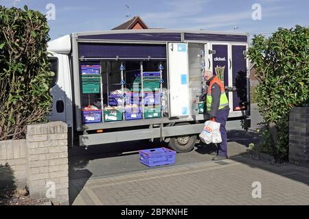 Tesco supermercato online internet home alimentare drogheria acquisto ordine su consegna van driver smistamenti prima di mettere a casa porta Essex Inghilterra UK Foto Stock