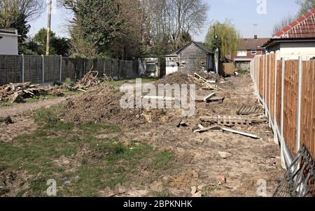 Tra le guerre week-end cottage o villaggio casa ora edificio trama di terra Covid19 ritardato avvio in 2021 Inghilterra UK sito per la nuova casa di ricerca bxvzy Foto Stock