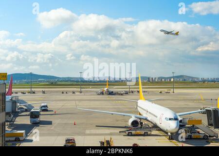 Partenza in aereo dall aeroporto di Istanbul, passerella, aerei e autobus su pista, Turchia Foto Stock