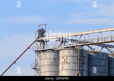 Archeologia industriale lungo il fiume Sile. Vecchia fabbrica abbandonata. Punto di riferimento italiano Foto Stock