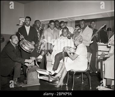 Louie 'Fatchmo' Armstrong lavora in un barbiere a Chicago, Illinois. 1961. Immagine da 4x5 pollici negativo. Foto Stock