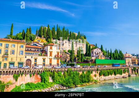 Castel San Pietro Castello di San Pietro, Museo Archeologico, Convento di San Girolamo su collina con cipressi e fiume Adige nel centro storico di Verona, cielo azzurro, Regione Veneto, Italia settentrionale Foto Stock