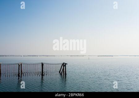 La molluschicoltura dal fiume Po laguna, Italia. Spiaggia di Scardovari. Italiano paesaggio rurale Foto Stock