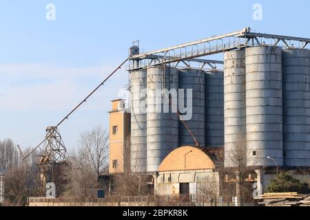 Archeologia industriale lungo il fiume Sile. Vecchia fabbrica abbandonata. Punto di riferimento italiano Foto Stock