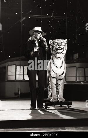 Hildegard Knef in der Fernsehsendung 'Bio's Bahnhof' - Hildegard Knef als 'Tiger-Dompteurin' mit einer außergewöhnlichen Darbietung. Foto Stock
