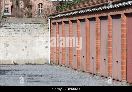 Garage box, molti su una riga, vecchio Foto Stock