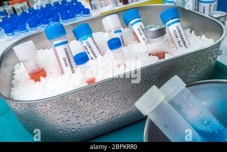 Fiale con campioni di SARS-COV-2 Covid-19 preparate a freddo in un'immagine concettuale ospedaliera Foto Stock