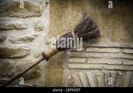 Dettaglio delle scope di streghe in halloween, dettaglio della decorazione e della superstizione, magia e mistero Foto Stock