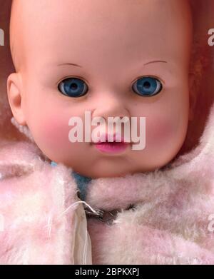 Molto vecchio baby doll (1940s), realizzato con abbigliamento autentico, isolato Foto Stock