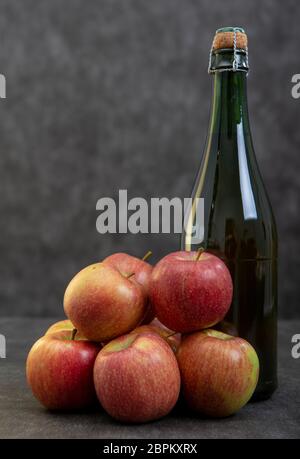 Una bottiglia di sidro e di belle mele biologiche Foto Stock