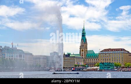 fontana sul Binnenalster con Jugnfernstieg e la cittadella sullo sfondo ad Amburgo, Germania Foto Stock