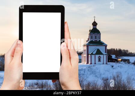 Concetto di viaggio - tourist fotografie della chiesa di Elia Profeta su Ivanovo Hill (Elia Chiesa) in Suzdal in inverno della Russia sullo smartphone con Foto Stock