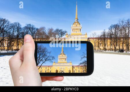 Concetto di viaggio - fotografie turistiche della vecchia Admiralty Building da Alexander Garden a San Pietroburgo città in Russia sullo smartphone in primavera Foto Stock