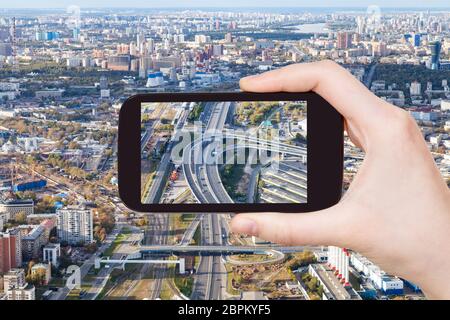 Concetto di viaggio - tourist fotografie del terzo anello stradale e ferroviario cerchio centrale nella città di Mosca dal ponte di osservazione sullo smartphone in Russia Foto Stock