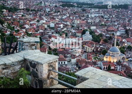 Guardando verso il basso dai bastioni della fortezza di Prizren Prizren nel Kosovo Foto Stock