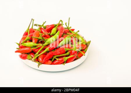 Birds Eye rosso e peperoncini verdi su sfondo bianco Foto Stock