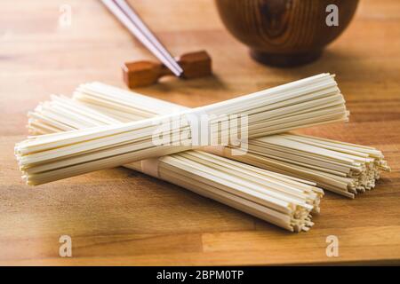 Materie udon noodles su un tavolo di legno. Foto Stock