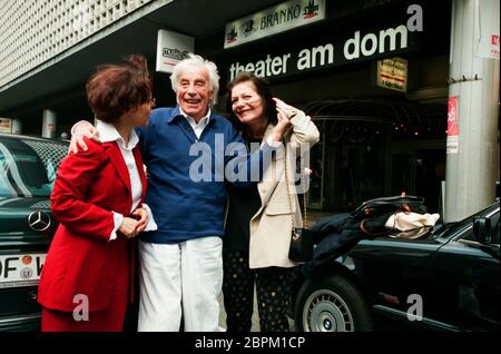 Johannes Heesters - Theatre am Dom - 26.04.1999 - Johannes Heesters (Mitte) und Frau Simone Rethel-Heesters (Links) // Teatro am Dom Köln // 26.04.1999 Foto Stock