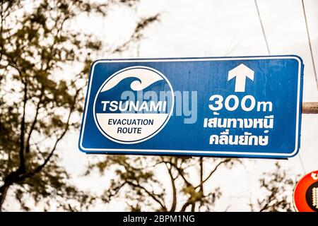 Cartello per la strada di evacuazione dello tsunami a Koh Phi Phi, Thailandia Foto Stock