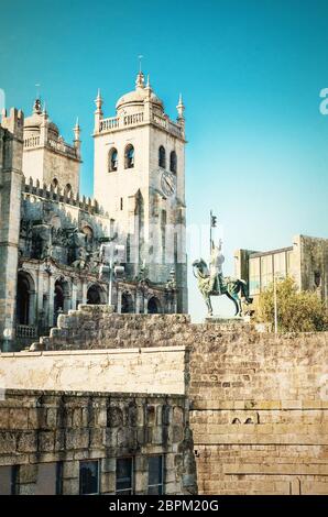 Facciata nord della Cattedrale di Porto con loggia, che domina il centro storico sulla collina pena Ventos Foto Stock