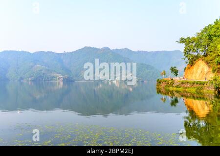 Fotografia di autunno colorato lago, montagna, cielo chiaro con reflexation in acqua. Ampio angolo di paesaggio del lago di Pokhara a Kathmandu in Nepal. Vintage f Foto Stock