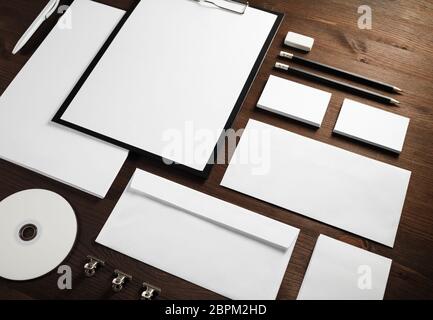 Vuoto di cancelleria per ufficio impostato su sfondo di legno. Foto Stock