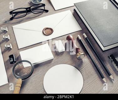 Foto di blank vintage set di cancelleria sulla tavola di legno dello sfondo. Foto Stock