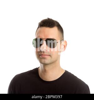 Colpo di testa di un giovane uomo che indossa occhiali da sole aviatore, Foto Stock